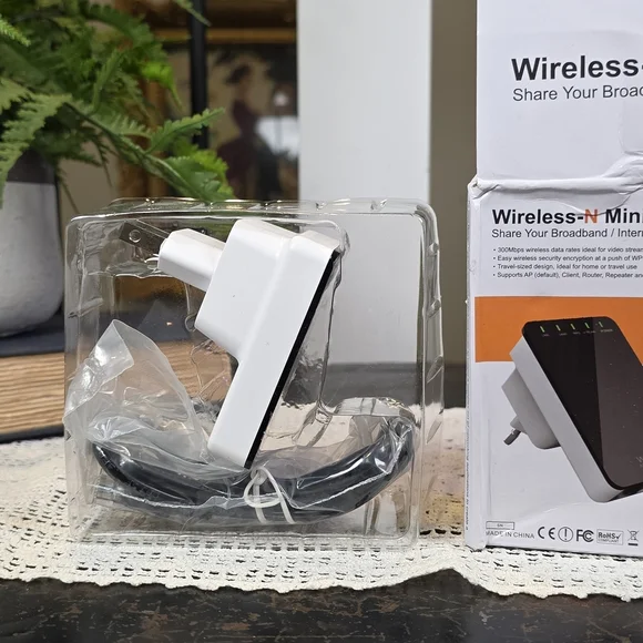 New Wireless-N Mini Router 300Mbps WiFi Repeater Signal Booster AP/Bridge - Picture 8 of 10